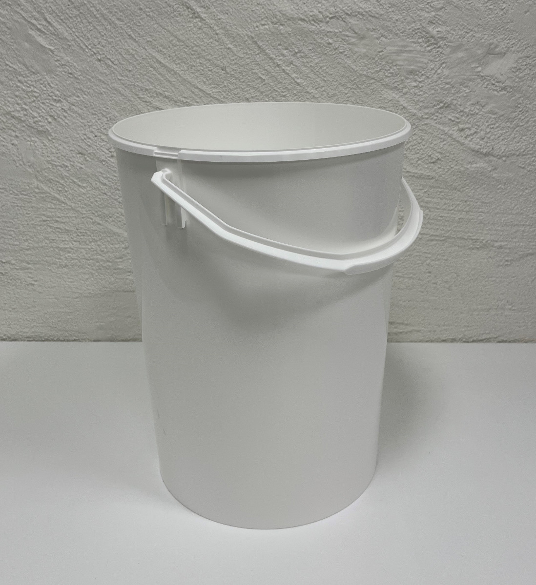 Plastspand 484 - 21,7 L. m/plasthank - Hvid